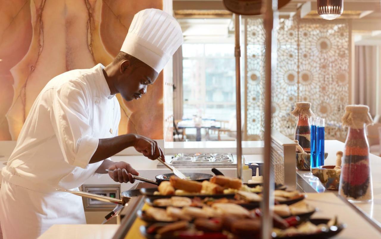 Tilal Jabal Al Kabah Hotel Mecca Exterior photo A chef at work
